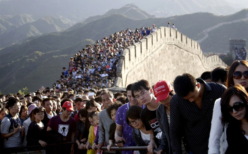 Chinese-tourists-great-wall