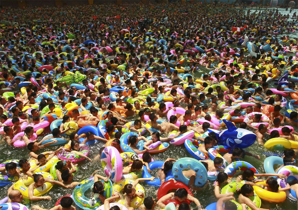 chinese-water-park-crowd