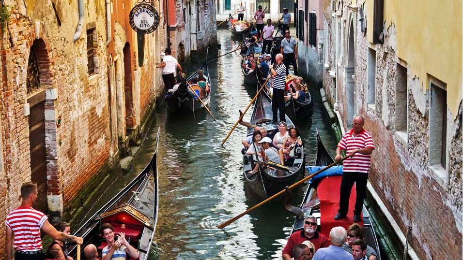 crowded-venice-canal